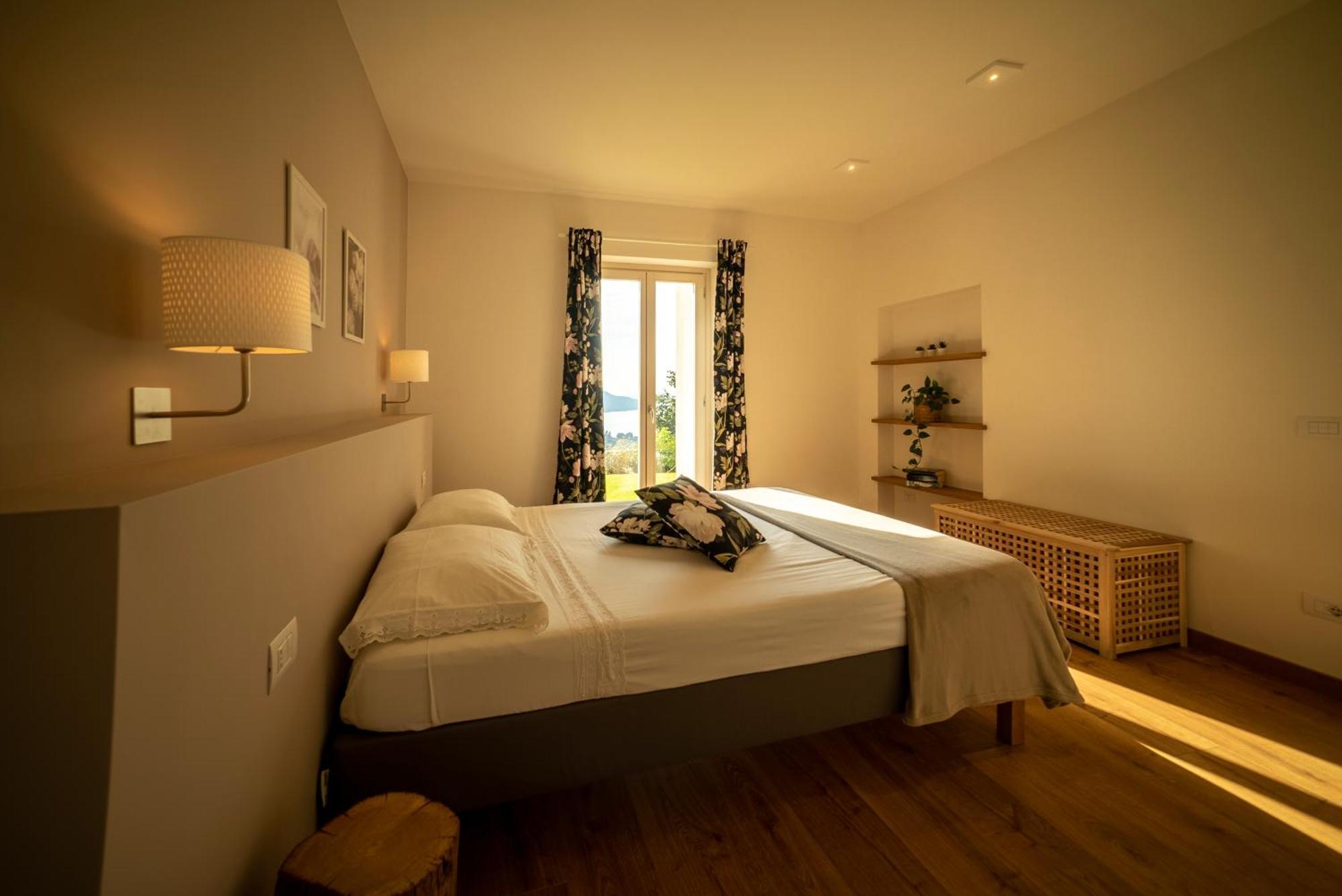 La Mascarana Apartment Lesa Room photo